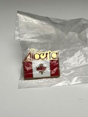Alberta Canada Flag Lapel Pin Gold Tone Red White Maple Leaf NOS NEW